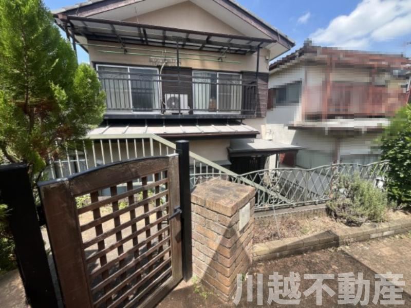 変化に富んだ敷地でゆったりライフが過ごせる住まいのエントランス|お洒落な門扉が出迎えてくれます