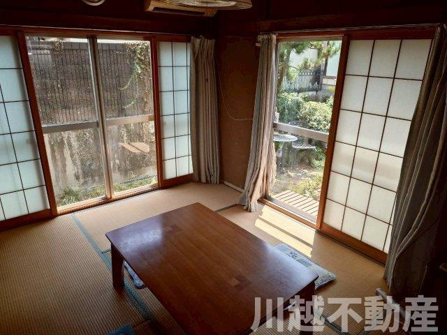 変化に富んだ敷地でゆったりライフが過ごせる住まいの和室|1階６帖和室からお庭が眺められます