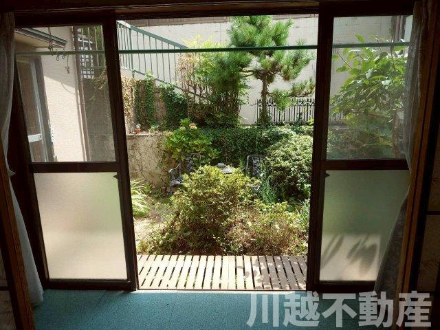 変化に富んだ敷地でゆったりライフが過ごせる住まいの展望|１階８帖和室の前の広縁から見えるお庭の様子