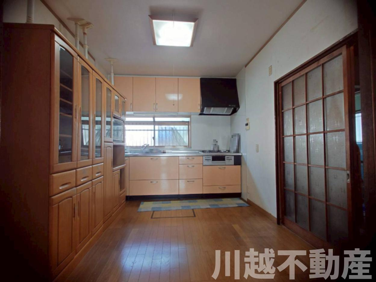 変化に富んだ敷地でゆったりライフが過ごせる住まいのキッチン|6帖のダイニングキッチン、残置物は売主にて撤去します