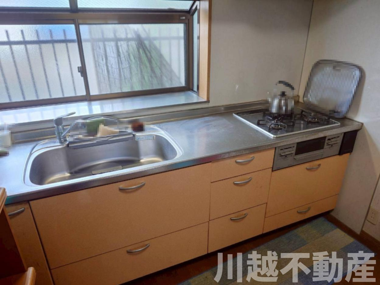 変化に富んだ敷地でゆったりライフが過ごせる住まいのキッチン|出窓からの日差しが嬉しい明るいキッチン