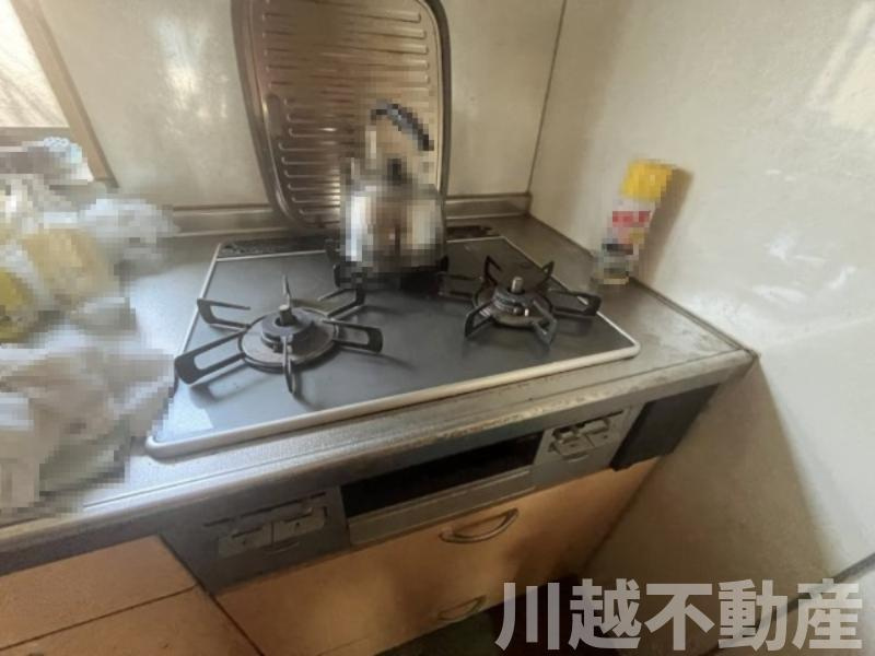 変化に富んだ敷地でゆったりライフが過ごせる住まいのキッチン|同時に調理を楽しめる３ツ口ガスコンロ