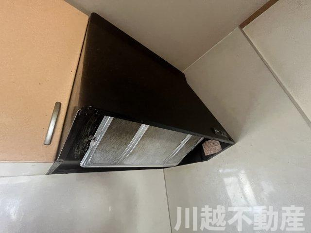 変化に富んだ敷地でゆったりライフが過ごせる住まいのキッチン|しっかり排気できる大型レンジフード