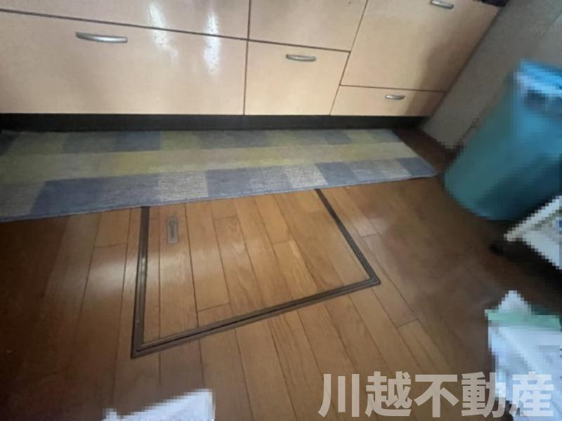 変化に富んだ敷地でゆったりライフが過ごせる住まいのキッチン|キッチンには嬉しい床下収納庫つき