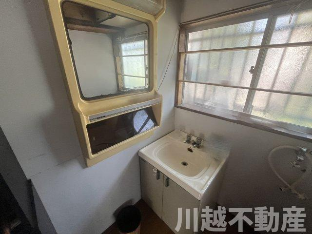 変化に富んだ敷地でゆったりライフが過ごせる住まいの洗面所|明るい洗面所です