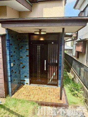 変化に富んだ敷地でゆったりライフが過ごせる住まいの玄関|シンプルで使いやすい玄関です