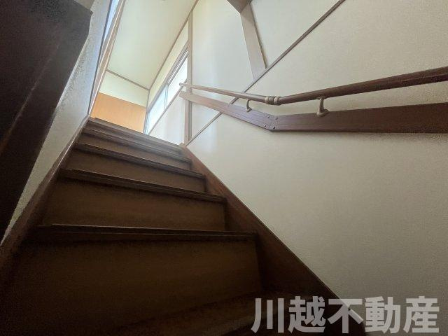 変化に富んだ敷地でゆったりライフが過ごせる住まいの内装|手すりのある階段、昇り降りが安心です