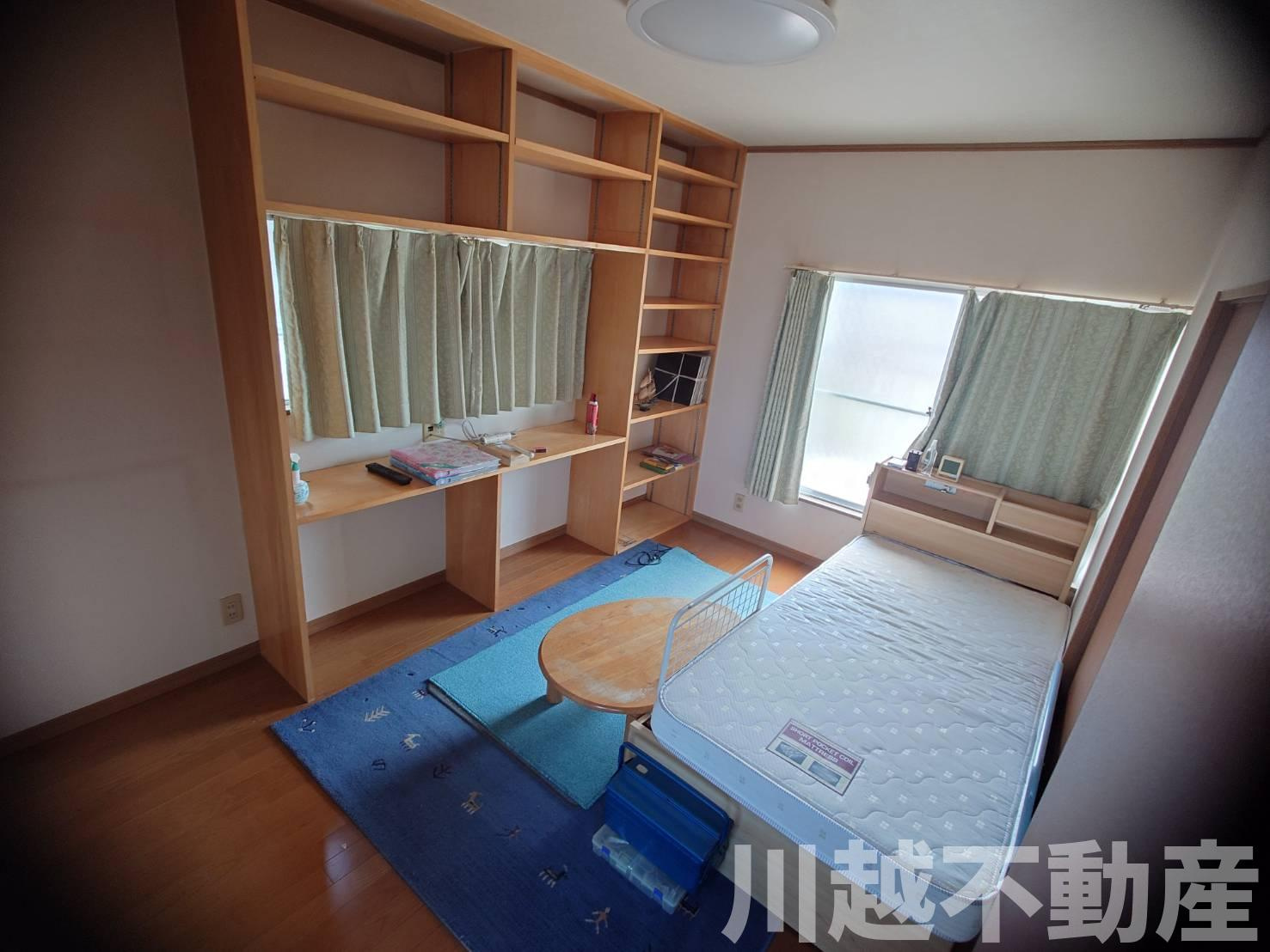 変化に富んだ敷地でゆったりライフが過ごせる住まいの洋室|造作棚がある２階6帖洋室