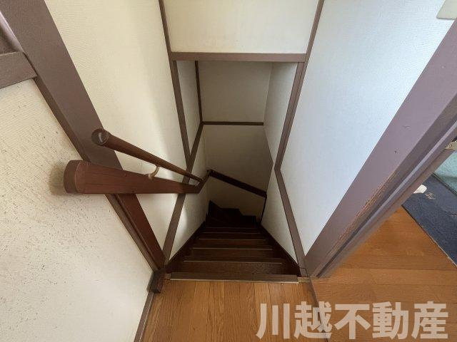 変化に富んだ敷地でゆったりライフが過ごせる住まいの内装|明るい階段室