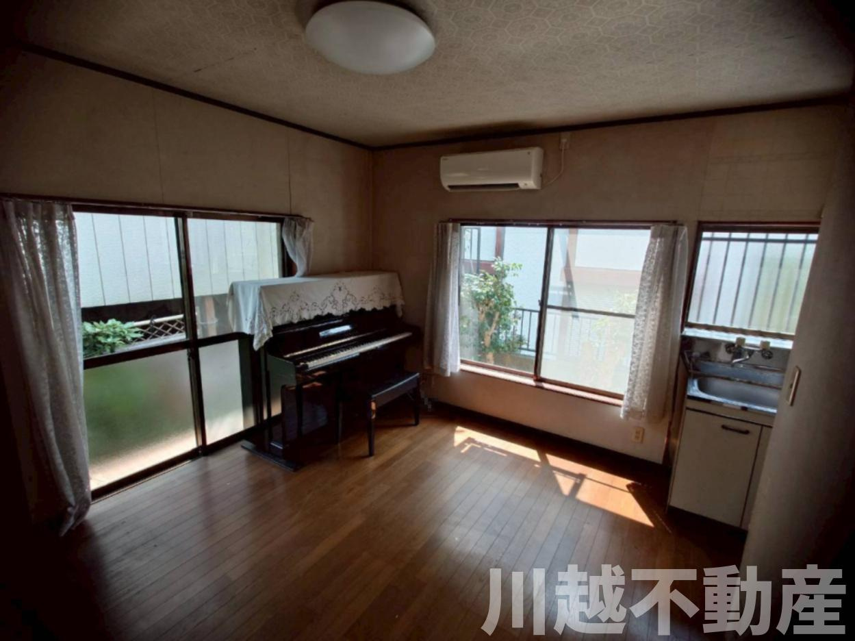 変化に富んだ敷地でゆったりライフが過ごせる住まいの洋室|残置物は売主にて撤去しますが、ピアノ等お譲り可能です。