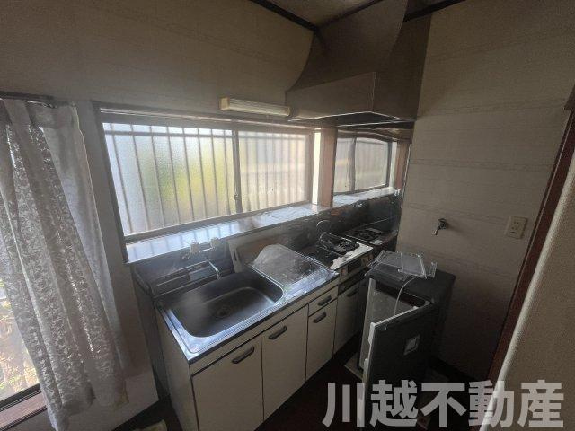 変化に富んだ敷地でゆったりライフが過ごせる住まいのキッチン|1階の洋室脇にあるミニキッチン、離れ感覚で使えます