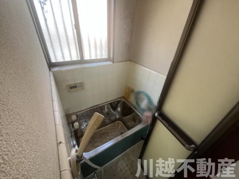 変化に富んだ敷地でゆったりライフが過ごせる住まいの浴室|1階の洋室脇にある浴室、離れ感覚で使えます