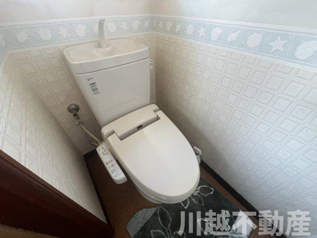 変化に富んだ敷地でゆったりライフが過ごせる住まいのトイレ|コンパクトで使いやすいトイレも1階洋室脇に配置。