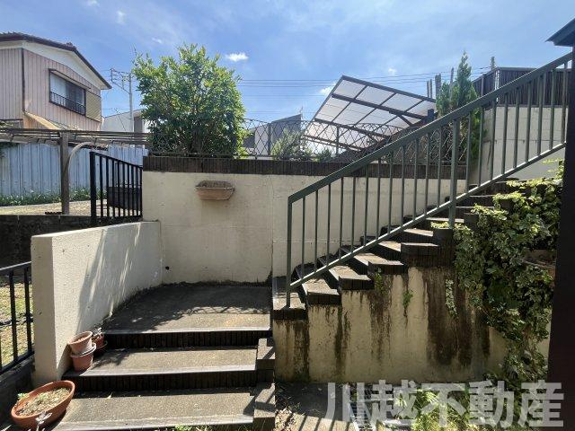 変化に富んだ敷地でゆったりライフが過ごせる住まいのその他|駐車場につながる屋外階段