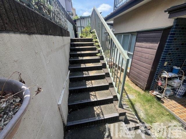 変化に富んだ敷地でゆったりライフが過ごせる住まいのその他|駐車場につながる屋外階段