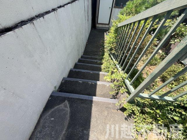 変化に富んだ敷地でゆったりライフが過ごせる住まいのその他|物置と離れ感覚で使える1階洋室につながる屋外階段