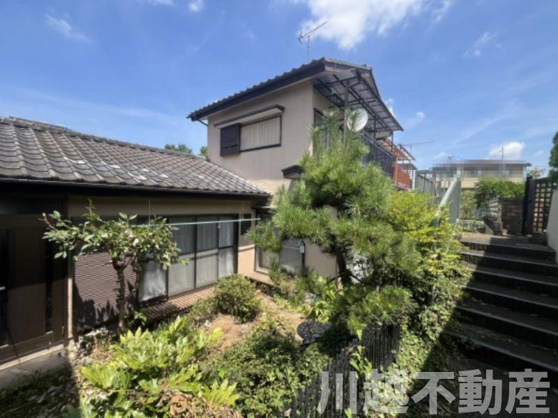 変化に富んだ敷地でゆったりライフが過ごせる住まいの外観|プライバシー重視の庭がある佇まい