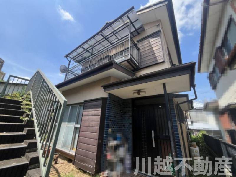 変化に富んだ敷地でゆったりライフが過ごせる住まいの外観|玄関より建物を見上げた外観