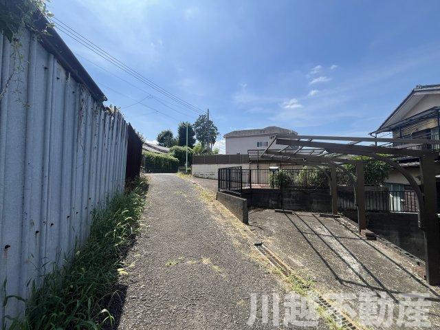 変化に富んだ敷地でゆったりライフが過ごせる住まいの前面道路含む現地写真|前面道路含む現地写真です