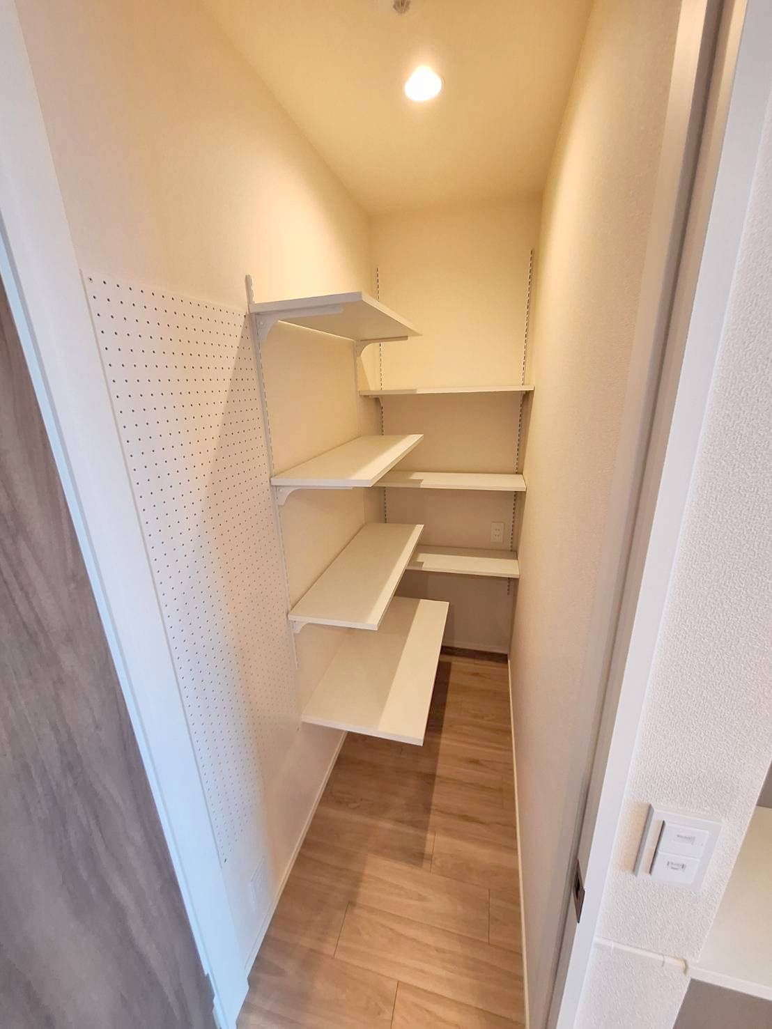 オカバ世田谷深沢ヘーベルメゾンの収納|neko Nook　ネコの遊び場、居場所、トイレになる1帖のクローク　在宅非難の備蓄置場にもなります