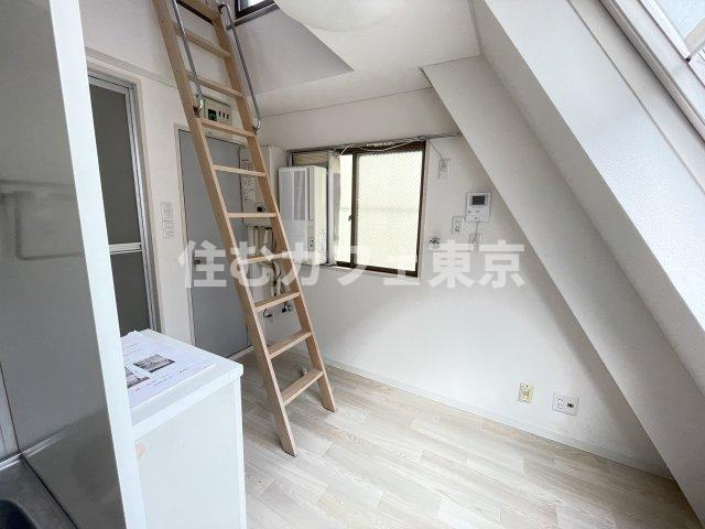 シャルムの洋室|窓からの光で明るい室内です。