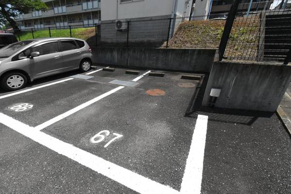ビレッジハウス寺尾2号棟の駐車場