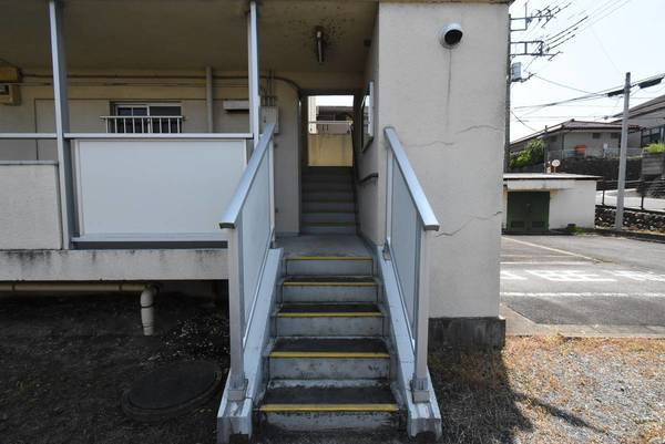 ビレッジハウス寺尾2号棟のエントランス