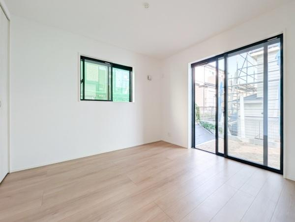 横浜市戸塚区上矢部町の新築一戸建の洋室|二面採光の明るく、落ち着きのある洋室！
休日はこちらでおくつろぎ下さい♪