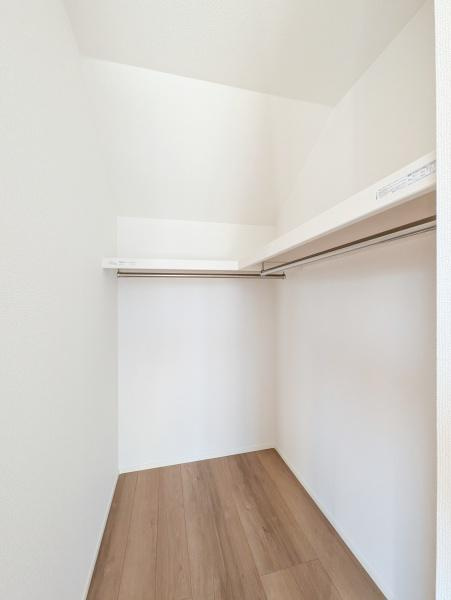 横浜市戸塚区上矢部町の新築一戸建の収納|WICでお部屋もスッキリと利用できます！
洋服以外にも収納できるのは嬉しいポイント！