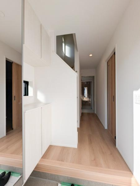 横浜市戸塚区上矢部町の新築一戸建の玄関|収納豊富な玄関です。
この明るい玄関が気持ちよく家族を迎え入れます♪