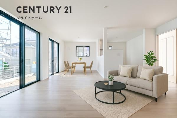 横浜市戸塚区上矢部町の新築一戸建の居間・リビング|窓からは明るい光が差し込みます！
電気をつけなくても明るいです。
※家具はCGでの参考レイアウトです。
