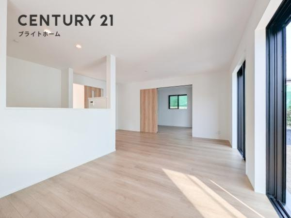 横浜市戸塚区上矢部町の新築一戸建の居間・リビング|窓からは明るい光が差し込みます！
自然と家族が集まる空間です♪
