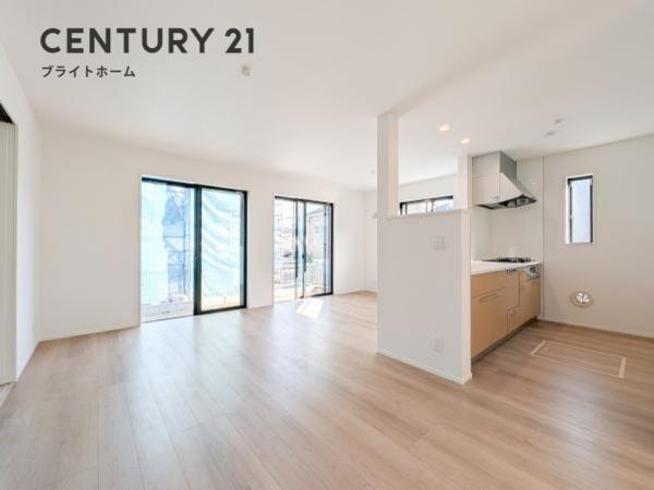 横浜市戸塚区上矢部町の新築一戸建の居間・リビング|対面式のキッチンはお料理中でも家族とのお話も弾みます。
お天気の良い日は電気をつけなくても明るいリビング！
