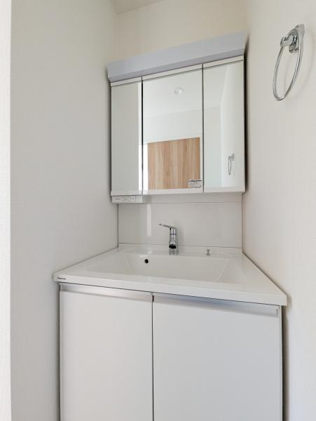 横浜市戸塚区上矢部町の新築一戸建の独立洗面台|お化粧もしやすい三面鏡付き独立洗面台、
収納もしっかりあり、洗剤などもしまっておけます。