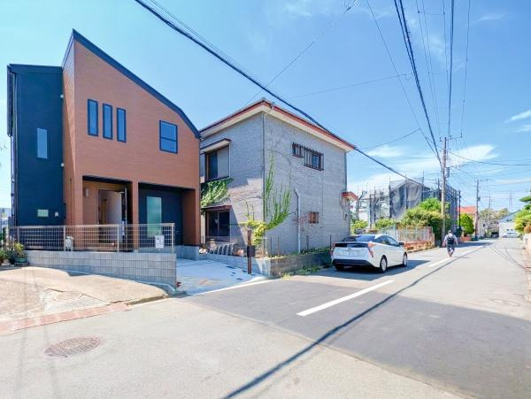 横浜市金沢区六浦南２丁目の新築一戸建の外観|堂々と完成しました！いつでもご案内可能です！
お車でご自宅まで送迎承ります。