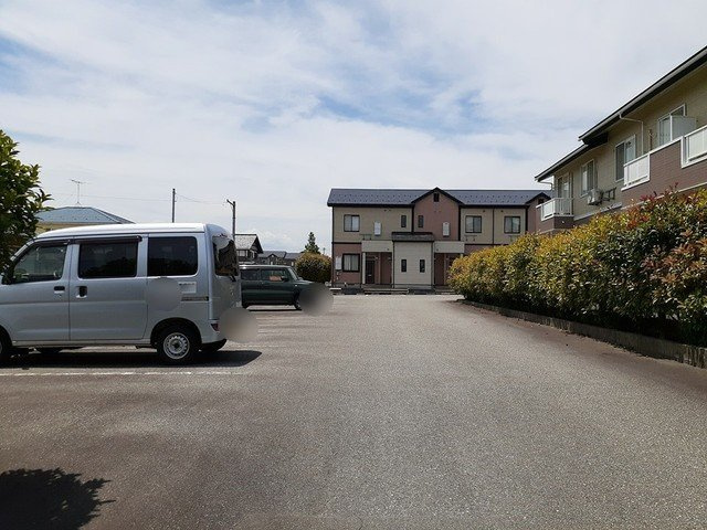 ルミナスの駐車場|車をお持ちの方に嬉しい駐車場付きの物件です
