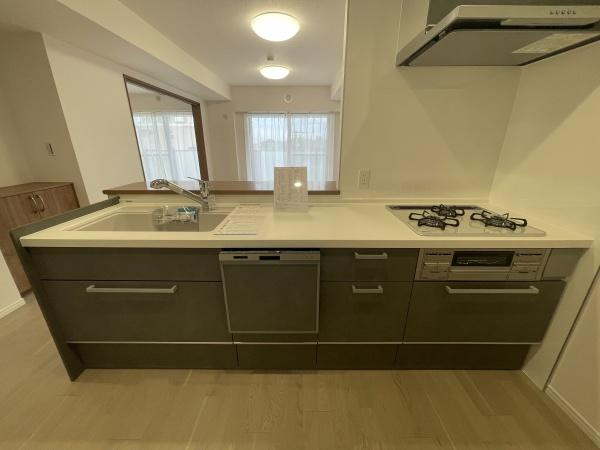 【キッチン】 | ガーデンハイツ藤が丘 | キッチンスペースは広々しており、調理の効率が上がる３口コンロに、食洗器もついており、家事もはかどります♪