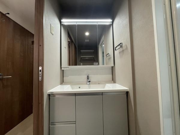 【独立洗面台】 | ガーデンハイツ藤が丘 | 十分な大きさの洗面台は収納力大。身だしなみチェックや歯磨きなど、朝の慌ただしい時間でも余裕とゆとりを感じられます♪
