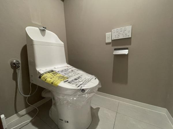 ガーデンハイツ藤が丘のトイレ|落ち着いた色合いのトイレは、保温・洗浄機能付きです。
