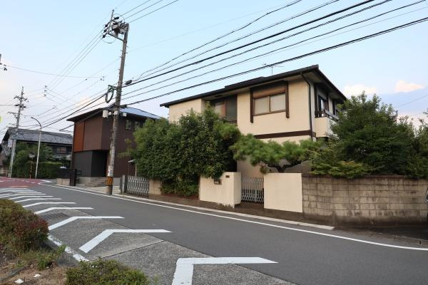 岐阜市宇佐２丁目の中古一戸建の前面道路含む現地写真