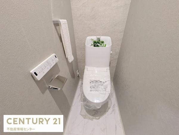 【トイレ】 | 八幡屋２丁目　新築戸建 | 温水洗浄機能付き便座です！