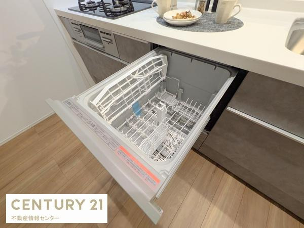 【キッチン】 | 八幡屋２丁目　新築戸建 | 食器用洗浄機付きシステムキッチン！
便利なキッチンと統一感のある収納棚が設置されています！
キッチン横には大容量のクローゼットもあります！