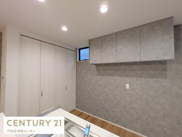 【キッチン】 | 八幡屋２丁目　新築戸建 | 食器用洗浄機付きシステムキッチン！
便利なキッチンと統一感のある収納棚が設置されています！
キッチン横には大容量のクローゼットもあります！