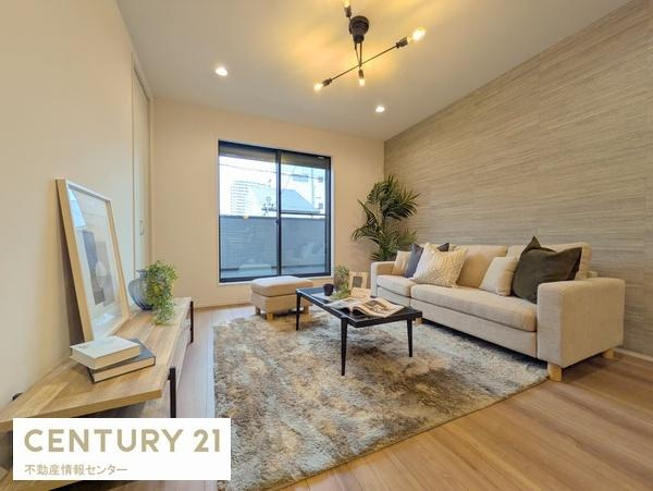 【居間・リビング】 | 八幡屋２丁目　新築戸建 | 約18.2帖の広々とした開放感のあるリビングダイニングキッチン！
南東向きバルコニーで陽当りも良好です！床暖房も設置されています！