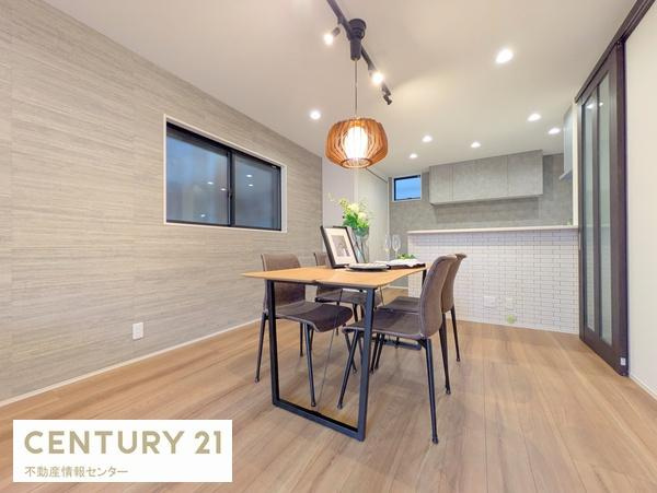 【居間・リビング】 | 八幡屋２丁目　新築戸建 | 約18.2帖の広々とした開放感のあるリビングダイニングキッチン！
南東向きバルコニーで陽当りも良好です！床暖房も設置されています！