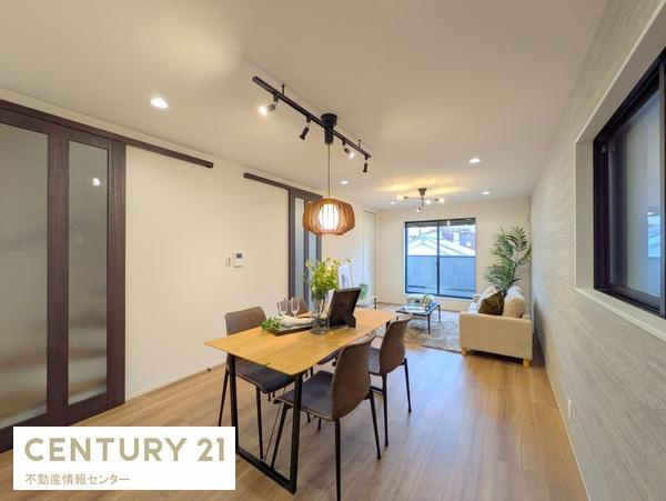 【居間・リビング】 | 八幡屋２丁目　新築戸建 | 約18.2帖の広々とした開放感のあるリビングダイニングキッチン！
南東向きバルコニーで陽当りも良好です！床暖房も設置されています！