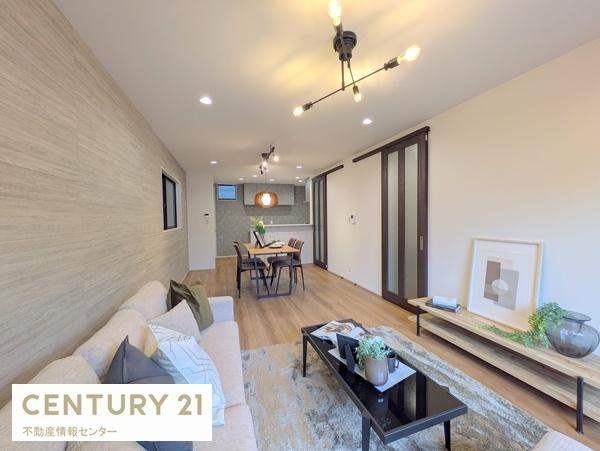 【居間・リビング】 | 八幡屋２丁目　新築戸建 | 約18.2帖の広々とした開放感のあるリビングダイニングキッチン！
南東向きバルコニーで陽当りも良好です！床暖房も設置されています！