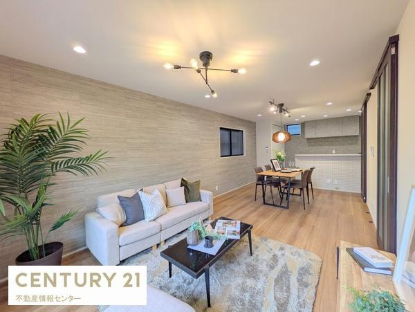 【居間・リビング】 | 八幡屋２丁目　新築戸建 | 約18.2帖の広々とした開放感のあるリビングダイニングキッチン！
南東向きバルコニーで陽当りも良好です！床暖房も設置されています！