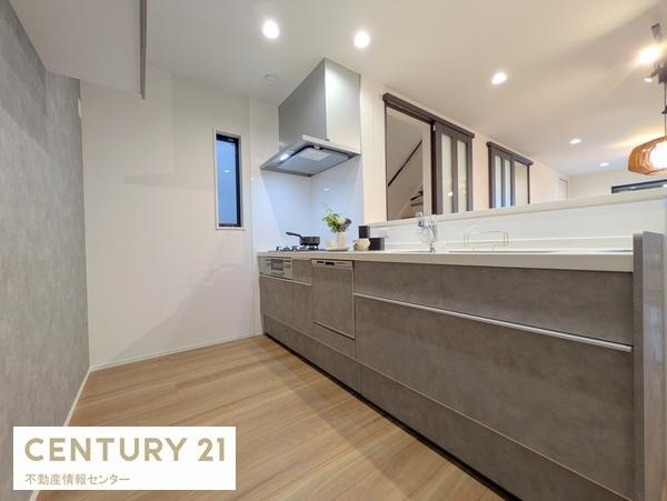 【キッチン】 | 八幡屋２丁目　新築戸建 | 食器用洗浄機付きシステムキッチン！
便利なキッチンと統一感のある収納棚が設置されています！
キッチン横には大容量のクローゼットもあります！