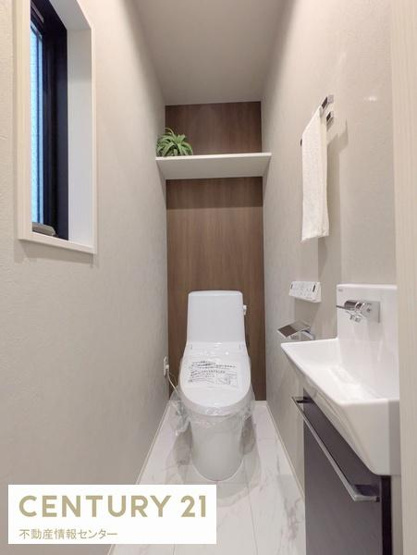 【トイレ】 | 八幡屋２丁目　新築戸建 | 温水洗浄機能付き便座です！